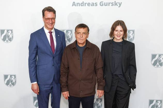 Hendrik Wüst, Andreas Gursky und Annika Gursky bei der Verleihung des Staatspreises des Landes Nordrhein-Westfalen 2025 an Fotograf Andreas Gursky im K21. Düsseldorf, 04.11.2025
