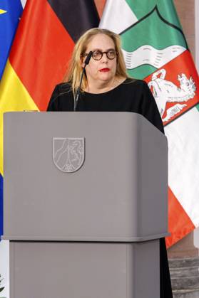 Susanne Pfeffer bei der Verleihung des Staatspreises des Landes Nordrhein-Westfalen 2025 an Fotograf Andreas Gursky im K21. Düsseldorf, 04.11.2025