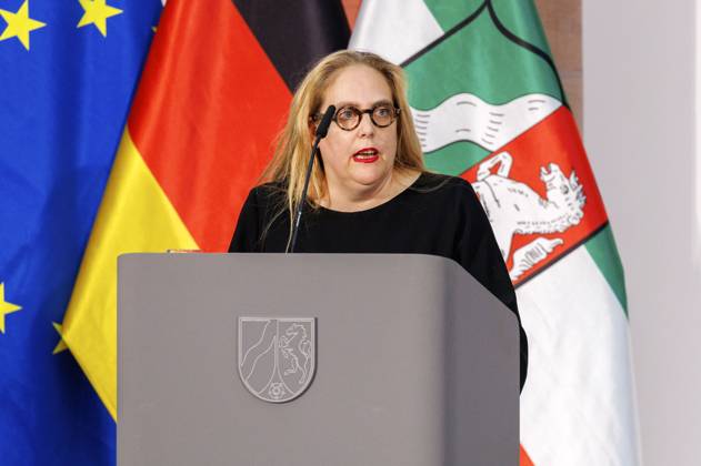 Susanne Pfeffer bei der Verleihung des Staatspreises des Landes Nordrhein-Westfalen 2025 an Fotograf Andreas Gursky im K21. Düsseldorf, 04.11.2025