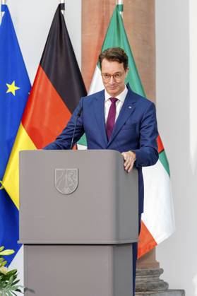 Hendrik Wüst bei der Verleihung des Staatspreises des Landes Nordrhein-Westfalen 2025 an Fotograf Andreas Gursky im K21. Düsseldorf, 04.11.2025