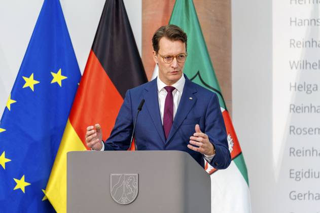 Hendrik Wüst bei der Verleihung des Staatspreises des Landes Nordrhein-Westfalen 2025 an Fotograf Andreas Gursky im K21. Düsseldorf, 04.11.2025