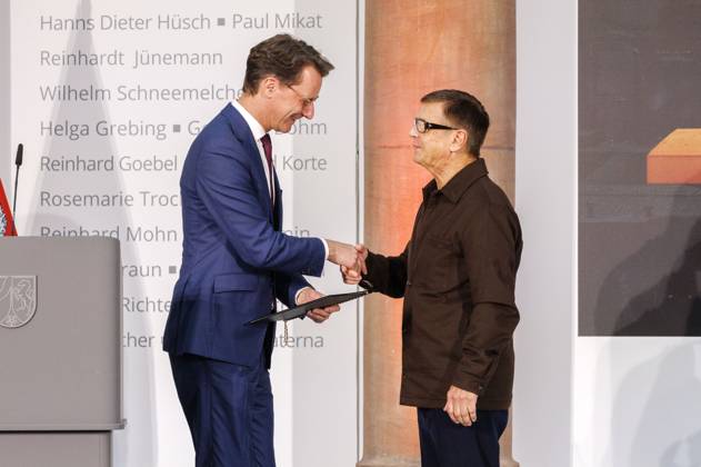 Hendrik Wüst und Andreas Gursky bei der Verleihung des Staatspreises des Landes Nordrhein-Westfalen 2025 an Fotograf Andreas Gursky im K21. Düsseldorf, 04.11.2025