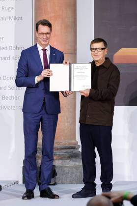 Hendrik Wüst und Andreas Gursky bei der Verleihung des Staatspreises des Landes Nordrhein-Westfalen 2025 an Fotograf Andreas Gursky im K21. Düsseldorf, 04.11.2025