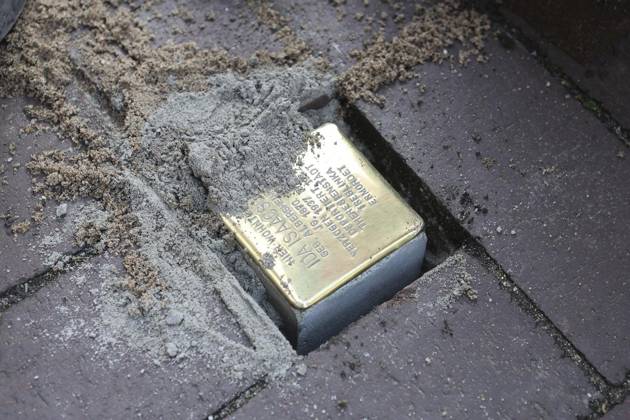 Letzte Stolperstein-Verlegung in Dinslaken am Altmarkt 5 am Donnerstag, den 30.10.2025. Hier der Stein für Ida Isaacson. Foto : Sabine Stein FUNKE Foto Services ** NUR FÜR REDAKTIONELLE ZWECKE ** EDITORIAL USE ONLY **<p>Letzte Stolperstein-Verlegung in Dinslaken am Altmarkt 5 am Donnerstag, den 30.10.2025. Hier der Stein für Ida Isaacson. Foto : Sabine Stein FUNKE Foto Services< p> Buntes Dinslaken Copyright: SabinexStein