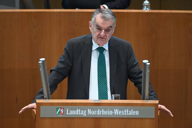 Herbert REUL, CDU, Innenminister, Minister des Inneren des Landes Nordrhein-Westfalen, bei seiner Rede, 105. Sitzung des Landtags Nordrhein-Westfalen, im Landtag Nordrhein-Westfalen NRW, Duesseldorf am 05.11.2025,