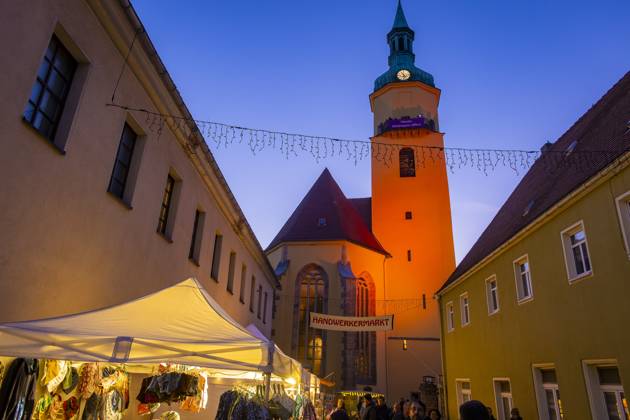 Pfefferkuchenmarkt Pulsnitz Pulsnitz ist bekannt als Sachsens Pfefferkuchenstadt. Seit dem Jahr 2003 findet hier, immer am ersten Wochenende im November, ein Pfefferkuchenmarkt statt. Auf dem Pulsnitzer Pfefferkuchenmarkt werden alle acht Pfefferküchler der Stadt sowie die Pulsnitzer Lebkuchenfabrik GmbH vertreten sein und Ihre Pulsnitzer Pfefferkuchen, wie z.B. die beliebten Pulsnitzer Spitzen, zum Kauf anbieten. Der Pulsnitzer Pfefferkuchenmarkt wird somit auch in diesem Jahr als einer der ersten Weihnachtsmärkte, die diesjährigen Weihnachtsmarktsaison eröffnen. Pulsnitz Sachsen Deutschland