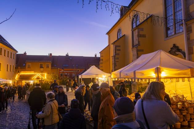Pfefferkuchenmarkt Pulsnitz Pulsnitz ist bekannt als Sachsens Pfefferkuchenstadt. Seit dem Jahr 2003 findet hier, immer am ersten Wochenende im November, ein Pfefferkuchenmarkt statt. Auf dem Pulsnitzer Pfefferkuchenmarkt werden alle acht Pfefferküchler der Stadt sowie die Pulsnitzer Lebkuchenfabrik GmbH vertreten sein und Ihre Pulsnitzer Pfefferkuchen, wie z.B. die beliebten Pulsnitzer Spitzen, zum Kauf anbieten. Der Pulsnitzer Pfefferkuchenmarkt wird somit auch in diesem Jahr als einer der ersten Weihnachtsmärkte, die diesjährigen Weihnachtsmarktsaison eröffnen. Pulsnitz Sachsen Deutschland