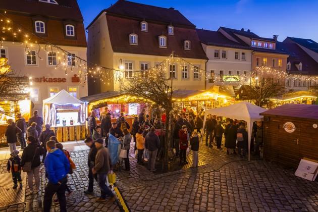 Pfefferkuchenmarkt Pulsnitz Pulsnitz ist bekannt als Sachsens Pfefferkuchenstadt. Seit dem Jahr 2003 findet hier, immer am ersten Wochenende im November, ein Pfefferkuchenmarkt statt. Auf dem Pulsnitzer Pfefferkuchenmarkt werden alle acht Pfefferküchler der Stadt sowie die Pulsnitzer Lebkuchenfabrik GmbH vertreten sein und Ihre Pulsnitzer Pfefferkuchen, wie z.B. die beliebten Pulsnitzer Spitzen, zum Kauf anbieten. Der Pulsnitzer Pfefferkuchenmarkt wird somit auch in diesem Jahr als einer der ersten Weihnachtsmärkte, die diesjährigen Weihnachtsmarktsaison eröffnen. Pulsnitz Sachsen Deutschland