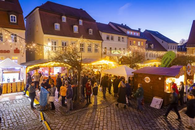 Pfefferkuchenmarkt Pulsnitz Pulsnitz ist bekannt als Sachsens Pfefferkuchenstadt. Seit dem Jahr 2003 findet hier, immer am ersten Wochenende im November, ein Pfefferkuchenmarkt statt. Auf dem Pulsnitzer Pfefferkuchenmarkt werden alle acht Pfefferküchler der Stadt sowie die Pulsnitzer Lebkuchenfabrik GmbH vertreten sein und Ihre Pulsnitzer Pfefferkuchen, wie z.B. die beliebten Pulsnitzer Spitzen, zum Kauf anbieten. Der Pulsnitzer Pfefferkuchenmarkt wird somit auch in diesem Jahr als einer der ersten Weihnachtsmärkte, die diesjährigen Weihnachtsmarktsaison eröffnen. Pulsnitz Sachsen Deutschland