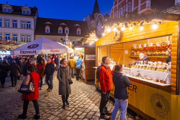 Pfefferkuchenmarkt Pulsnitz Pulsnitz ist bekannt als Sachsens Pfefferkuchenstadt. Seit dem Jahr 2003 findet hier, immer am ersten Wochenende im November, ein Pfefferkuchenmarkt statt. Auf dem Pulsnitzer Pfefferkuchenmarkt werden alle acht Pfefferküchler der Stadt sowie die Pulsnitzer Lebkuchenfabrik GmbH vertreten sein und Ihre Pulsnitzer Pfefferkuchen, wie z.B. die beliebten Pulsnitzer Spitzen, zum Kauf anbieten. Der Pulsnitzer Pfefferkuchenmarkt wird somit auch in diesem Jahr als einer der ersten Weihnachtsmärkte, die diesjährigen Weihnachtsmarktsaison eröffnen. Pulsnitz Sachsen Deutschland
