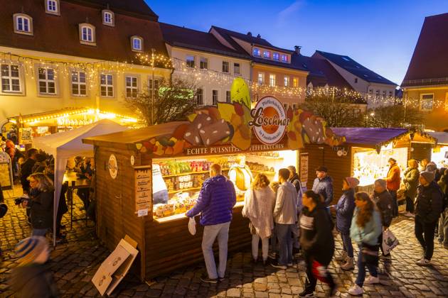 Pfefferkuchenmarkt Pulsnitz Pulsnitz ist bekannt als Sachsens Pfefferkuchenstadt. Seit dem Jahr 2003 findet hier, immer am ersten Wochenende im November, ein Pfefferkuchenmarkt statt. Auf dem Pulsnitzer Pfefferkuchenmarkt werden alle acht Pfefferküchler der Stadt sowie die Pulsnitzer Lebkuchenfabrik GmbH vertreten sein und Ihre Pulsnitzer Pfefferkuchen, wie z.B. die beliebten Pulsnitzer Spitzen, zum Kauf anbieten. Der Pulsnitzer Pfefferkuchenmarkt wird somit auch in diesem Jahr als einer der ersten Weihnachtsmärkte, die diesjährigen Weihnachtsmarktsaison eröffnen. Pulsnitz Sachsen Deutschland