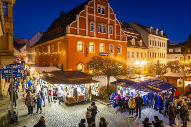 Pfefferkuchenmarkt Pulsnitz Pulsnitz ist bekannt als Sachsens Pfefferkuchenstadt. Seit dem Jahr 2003 findet hier, immer am ersten Wochenende im November, ein Pfefferkuchenmarkt statt. Auf dem Pulsnitzer Pfefferkuchenmarkt werden alle acht Pfefferküchler der Stadt sowie die Pulsnitzer Lebkuchenfabrik GmbH vertreten sein und Ihre Pulsnitzer Pfefferkuchen, wie z.B. die beliebten Pulsnitzer Spitzen, zum Kauf anbieten. Der Pulsnitzer Pfefferkuchenmarkt wird somit auch in diesem Jahr als einer der ersten Weihnachtsmärkte, die diesjährigen Weihnachtsmarktsaison eröffnen. Pulsnitz Sachsen Deutschland