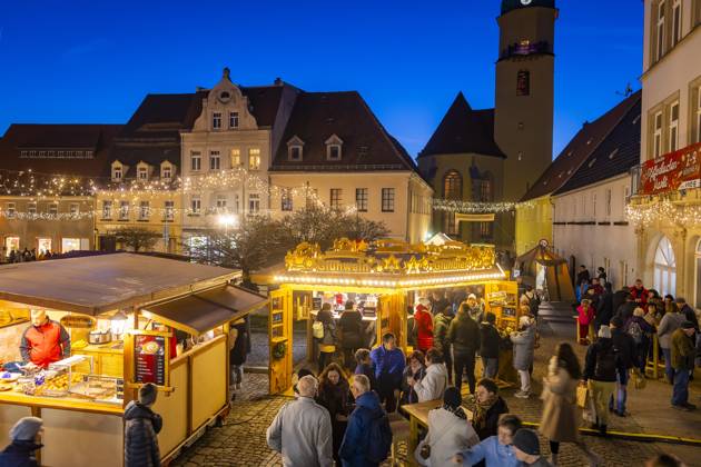Pfefferkuchenmarkt Pulsnitz Pulsnitz ist bekannt als Sachsens Pfefferkuchenstadt. Seit dem Jahr 2003 findet hier, immer am ersten Wochenende im November, ein Pfefferkuchenmarkt statt. Auf dem Pulsnitzer Pfefferkuchenmarkt werden alle acht Pfefferküchler der Stadt sowie die Pulsnitzer Lebkuchenfabrik GmbH vertreten sein und Ihre Pulsnitzer Pfefferkuchen, wie z.B. die beliebten Pulsnitzer Spitzen, zum Kauf anbieten. Der Pulsnitzer Pfefferkuchenmarkt wird somit auch in diesem Jahr als einer der ersten Weihnachtsmärkte, die diesjährigen Weihnachtsmarktsaison eröffnen. Pulsnitz Sachsen Deutschland