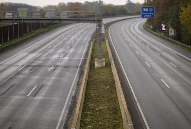 Sperrung der Autobahn A 3 in Nordrhein-Westfalen zwischen Kreuz Breitscheid und Kreuz Oberhausen, leere Autobahn, in Duisburg Deutschland am 09.11.2025