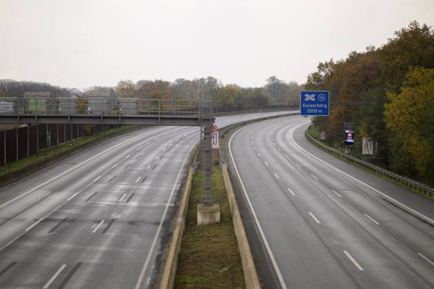 Sperrung der Autobahn A 3 in Nordrhein-Westfalen zwischen Kreuz Breitscheid und Kreuz Oberhausen, leere Autobahn, in Duisburg Deutschland am 09.11.2025