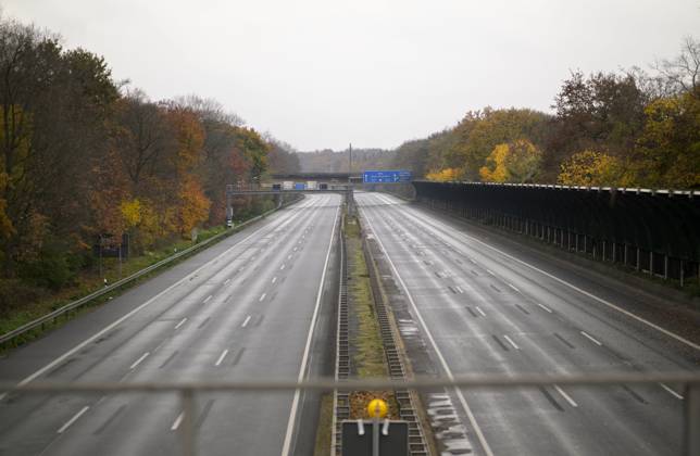 Sperrung der Autobahn A 3 in Nordrhein-Westfalen zwischen Kreuz Breitscheid und Kreuz Oberhausen, leere Autobahn, in Duisburg Deutschland am 09.11.2025