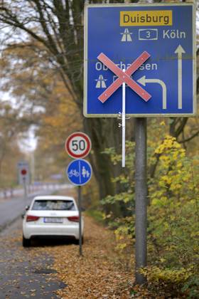 Sperrung der Autobahn A 3 in Nordrhein-Westfalen zwischen Kreuz Breitscheid und Kreuz Oberhausen, Autobahnschild Oberhausen gesperrt, Schild mit der Sperrung, in Duisburg Deutschland am 09.11.2025