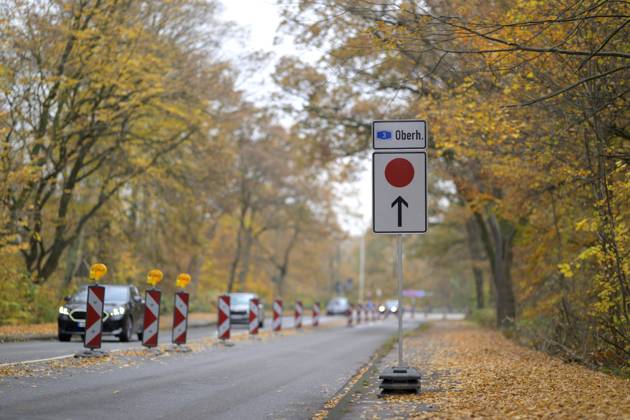Sperrung der Autobahn A 3 in Nordrhein-Westfalen zwischen Kreuz Breitscheid und Kreuz Oberhausen, Schild mit der Umleitung in Richtung Oberhausen, in Duisburg Deutschland am 09.11.2025