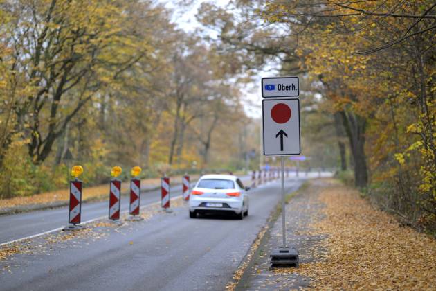 Sperrung der Autobahn A 3 in Nordrhein-Westfalen zwischen Kreuz Breitscheid und Kreuz Oberhausen, Schild mit der Umleitung in Richtung Oberhausen, in Duisburg Deutschland am 09.11.2025