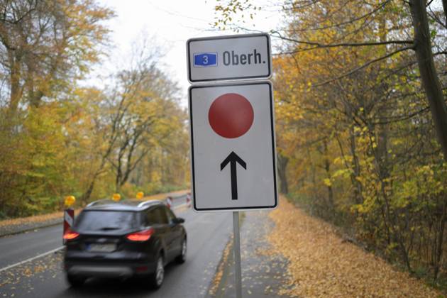 Sperrung der Autobahn A 3 in Nordrhein-Westfalen zwischen Kreuz Breitscheid und Kreuz Oberhausen, Schild mit der Umleitung in Richtung Oberhausen, in Duisburg Deutschland am 09.11.2025