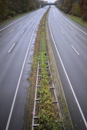 Sperrung der Autobahn A 3 in Nordrhein-Westfalen zwischen Kreuz Breitscheid und Kreuz Oberhausen, leere Autobahn, in Duisburg Deutschland am 09.11.2025