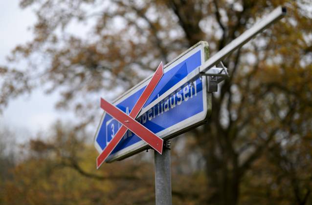 Sperrung der Autobahn A 3 in Nordrhein-Westfalen zwischen Kreuz Breitscheid und Kreuz Oberhausen, Autobahn Schild Oberhausen ist durchgestrichen, gesperrt, in Duisburg Deutschland am 09.11.2025