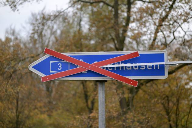 Sperrung der Autobahn A 3 in Nordrhein-Westfalen zwischen Kreuz Breitscheid und Kreuz Oberhausen, Autobahn Schild Oberhausen ist durchgestrichen, gesperrt, in Duisburg Deutschland am 09.11.2025