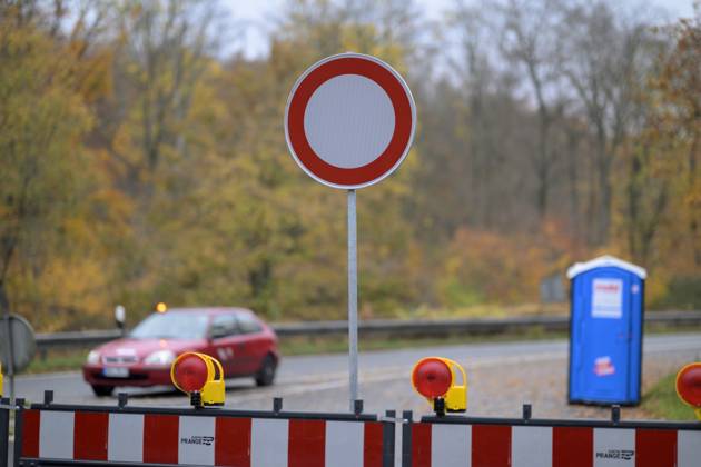 Sperrung der Autobahn A 3 in Nordrhein-Westfalen zwischen Kreuz Breitscheid und Kreuz Oberhausen, hier die Auffahrt Duisburg Wedau, in Richtung Oberhausen, Durchfahrt Verboten Schild, in Duisburg Deutschland am 09.11.2025