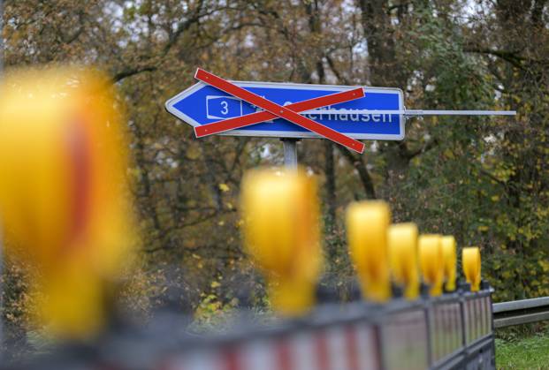 Sperrung der Autobahn A 3 in Nordrhein-Westfalen zwischen Kreuz Breitscheid und Kreuz Oberhausen, Autobahn Schild Oberhausen ist durchgestrichen, gesperrt, in Duisburg Deutschland am 09.11.2025