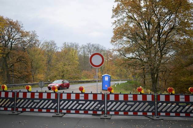 Sperrung der Autobahn A 3 in Nordrhein-Westfalen zwischen Kreuz Breitscheid und Kreuz Oberhausen, hier die Auffahrt Duisburg Wedau, in Richtung Oberhausen, Durchfahrt Verboten Schild, in Duisburg Deutschland am 09.11.2025