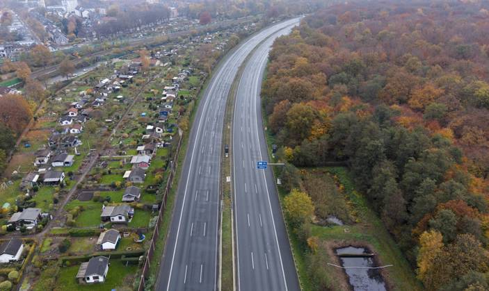 Sperrung der Autobahn A 3 in Nordrhein-Westfalen zwischen Kreuz Breitscheid und Kreuz Oberhausen, leere Autobahn, Drohnenfoto, in Duisburg Deutschland am 09.11.2025