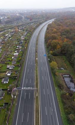 Sperrung der Autobahn A 3 in Nordrhein-Westfalen zwischen Kreuz Breitscheid und Kreuz Oberhausen, leere Autobahn, Drohnenfoto, in Duisburg Deutschland am 09.11.2025
