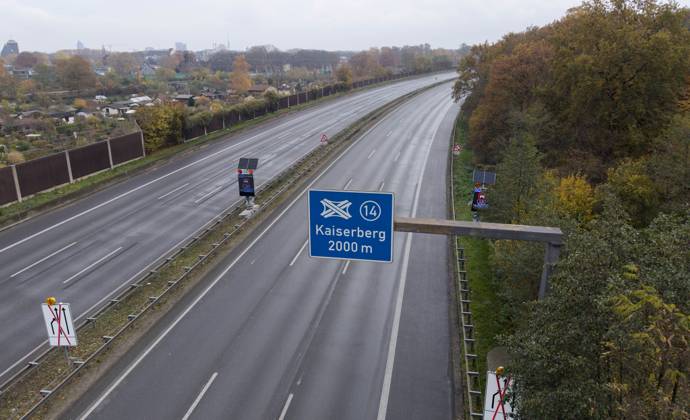 Sperrung der Autobahn A 3 in Nordrhein-Westfalen zwischen Kreuz Breitscheid und Kreuz Oberhausen, leere Autobahn, Autobahnschild Kreuz Kaiserberg, Drohnenfoto, in Duisburg Deutschland am 09.11.2025