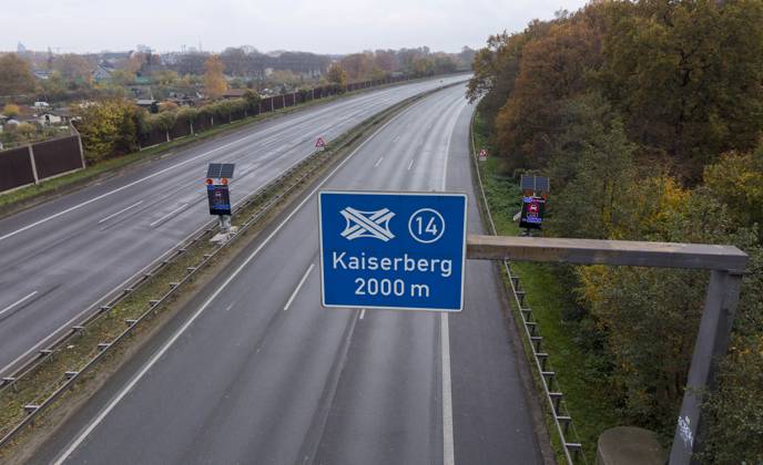 Sperrung der Autobahn A 3 in Nordrhein-Westfalen zwischen Kreuz Breitscheid und Kreuz Oberhausen, leere Autobahn, Autobahnschild Kreuz Kaiserberg, Drohnenfoto, in Duisburg Deutschland am 09.11.2025