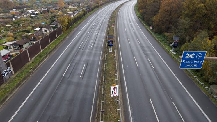 Sperrung der Autobahn A 3 in Nordrhein-Westfalen zwischen Kreuz Breitscheid und Kreuz Oberhausen, leere Autobahn, Autobahnschild Kreuz Kaiserberg, Drohnenfoto, in Duisburg Deutschland am 09.11.2025
