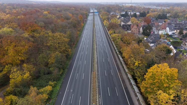 Sperrung der Autobahn A 3 in Nordrhein-Westfalen zwischen Kreuz Breitscheid und Kreuz Oberhausen, leere Autobahn, Drohnenfoto, in Duisburg Deutschland am 09.11.2025