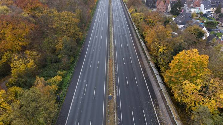 Sperrung der Autobahn A 3 in Nordrhein-Westfalen zwischen Kreuz Breitscheid und Kreuz Oberhausen, leere Autobahn, Drohnenfoto, in Duisburg Deutschland am 09.11.2025
