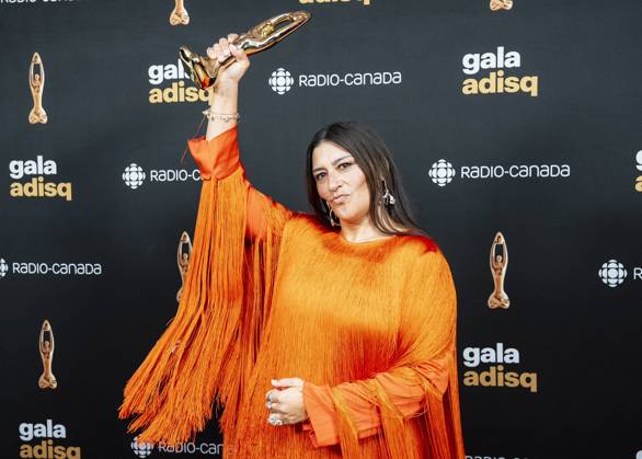 November 9, 2025, Montreal, Pq, Canada: Elisapie holds up her Felix award for best Indigenous artist at the gala de l ADISQ awards ceremony, in Montreal on Sunday, Nov. 9, 2025. Montreal Canada  - ZUMAc35_ 20251109_zaf_c35_079 Copyright: xChristopherxKatsarovx