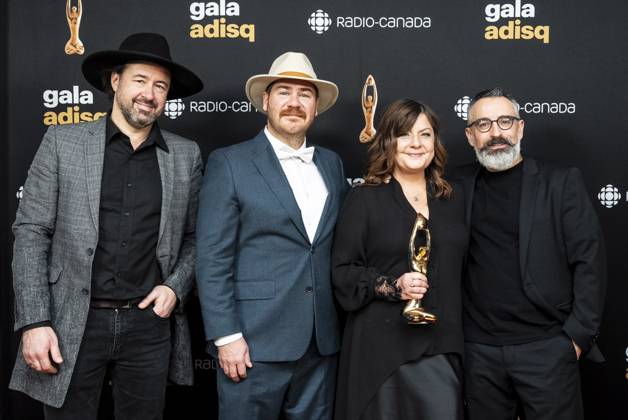 November 9, 2025, Montreal, Pq, Canada: Les Cowboys Fringant hold up their award for award for their album Pub Royal at the l ADISQ awards ceremony, in Montreal on Sunday, Nov. 9, 2025. Montreal Canada  - ZUMAc35_ 20251109_zaf_c35_080 Copyright: xChristopherxKatsarovx