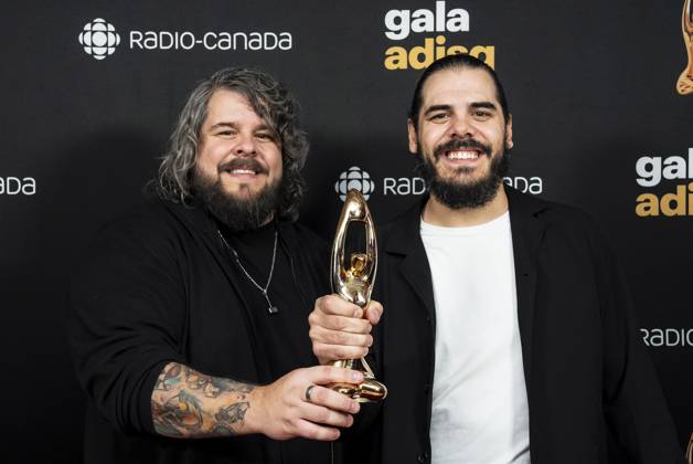 November 9, 2025, Montreal, Pq, Canada: 2Freres hold up their award for best Group of the Year, at the l ADISQ awards ceremony, in Montreal on Sunday, Nov. 9, 2025. Montreal Canada  - ZUMAc35_ 20251109_zaf_c35_081 Copyright: xChristopherxKatsarovx