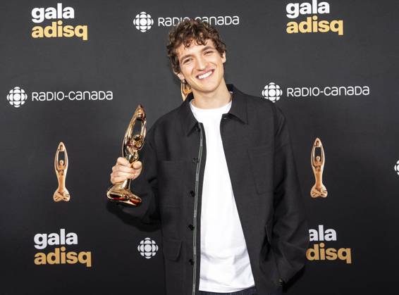 November 9, 2025, Montreal, Pq, Canada: Aliocha Schneider holds up his award at the gala de l ADISQ awards ceremony, in Montreal on Sunday, Nov. 9, 2025. Montreal Canada  - ZUMAc35_ 20251109_zaf_c35_084 Copyright: xChristopherxKatsarovx