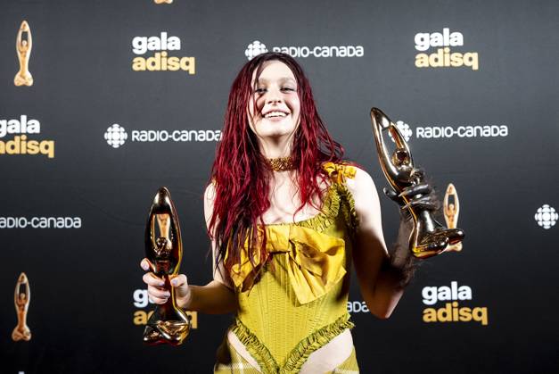 November 9, 2025, Montreal, Pq, Canada: Lou-Adriane Cassidy holds up two of her awards at the gala de l ADISQ awards ceremony, in Montreal on Sunday, Nov. 9, 2025. Montreal Canada  - ZUMAc35_ 20251109_zaf_c35_086 Copyright: xChristopherxKatsarovx