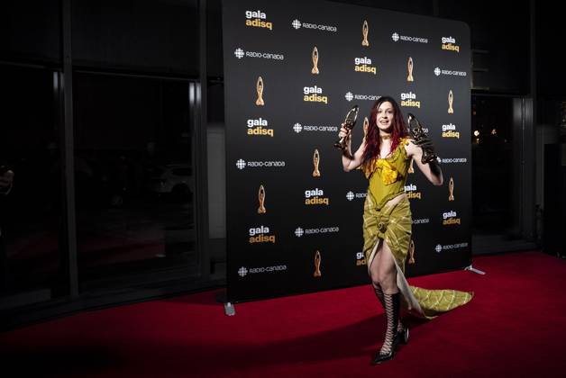 November 9, 2025, Montreal, Pq, Canada: Lou-Adriane Cassidy holds up two of her awards at the gala de l ADISQ awards ceremony, in Montreal on Sunday, Nov. 9, 2025. Montreal Canada  - ZUMAc35_ 20251109_zaf_c35_087 Copyright: xChristopherxKatsarovx