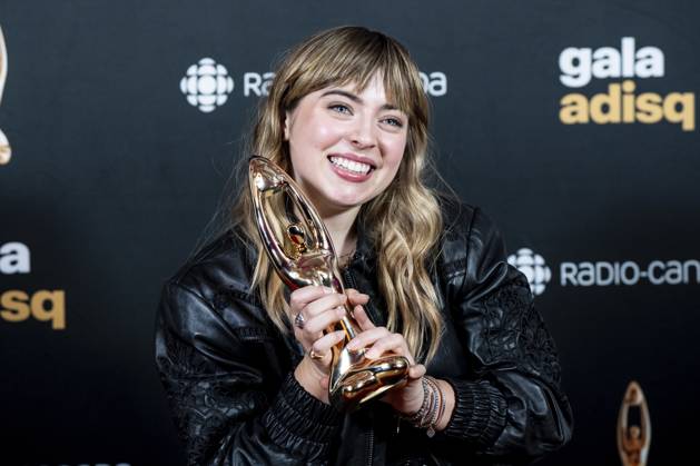November 9, 2025, Montreal, Pq, Canada: Billie du Page holds up her award during the Gala de l ADISQ awards ceremony, in Montreal on Sunday, Nov. 9, 2025. Montreal Canada  - ZUMAc35_ 20251109_zaf_c35_106 Copyright: xChristopherxKatsarovx