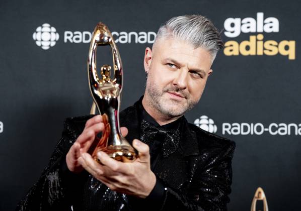 November 9, 2025, Montreal, Pq, Canada: Pierre Lapointe holds up his award for Best Male Artist at the Gala de l ADISQ awards ceremony, in Montreal on Sunday, Nov. 9, 2025. Montreal Canada  - ZUMAc35_ 20251109_zaf_c35_107 Copyright: xChristopherxKatsarovx