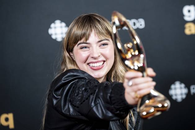 November 9, 2025, Montreal, Pq, Canada: Billie du Page holds up her award during the Gala de l ADISQ awards ceremony, in Montreal on Sunday, Nov. 9, 2025. Montreal Canada  - ZUMAc35_ 20251109_zaf_c35_109 Copyright: xChristopherxKatsarovx