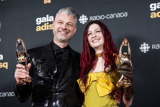 November 9, 2025, Montreal, Pq, Canada: Pierre Lapointe and Lou-Adriane Cassidy hold up their awards for Best Male Artist of the Year and Best Female Artist of the Year, at the Gala de l ADISQ awards ceremony, in Montreal on Sunday, Nov. 9, 2025. Montreal Canada  - ZUMAc35_ 20251109_zaf_c35_115 Copyright: xChristopherxKatsarovx