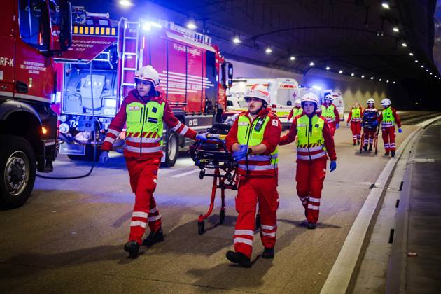 08.11.2025, Salzburg, AUT, Unterwegs in Salzburg, Themenbild, Verschiedene Themenbilder, Symbolbild, im Bild Erste Hilfe, Rettung, Rettungskräfte, Unfall, Unfallstelle, Feature, Tunnel, Liefering, Erst Helfer, Logo Rotes Kreuz, Einsatz, Rettungswagen, Trage,