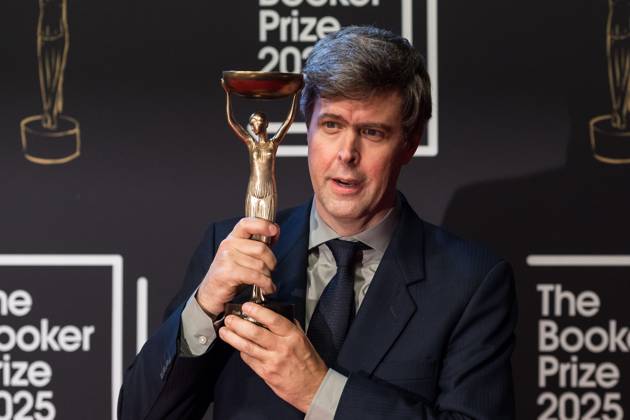 Booker Prize 2025 Award Ceremony in London LONDON, UNITED KINGDOM - NOVEMBER 10: Winner of the Booker Prize 2025 Hungarian-British author David Szalay holds the trophy as he poses during the award ceremony at Old Billingsgate in London, United Kingdom on November 10, 2025. Wiktor Szymanowicz Anadolu London United Kingdom. Editorial use only. Please get in touch for any other usage.  Copyright: x2025xAnadoluxWiktorxSzymanowiczx
