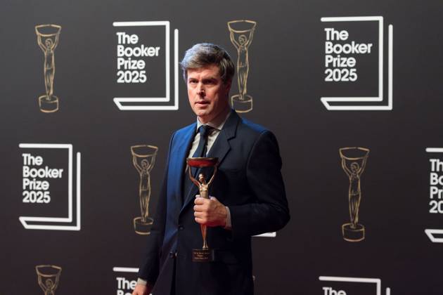 Booker Prize 2025 Award Ceremony in London LONDON, UNITED KINGDOM - NOVEMBER 10: Winner of the Booker Prize 2025 Hungarian-British author David Szalay holds the trophy as he poses during the award ceremony at Old Billingsgate in London, United Kingdom on November 10, 2025. Wiktor Szymanowicz Anadolu London United Kingdom. Editorial use only. Please get in touch for any other usage.  Copyright: x2025xAnadoluxWiktorxSzymanowiczx